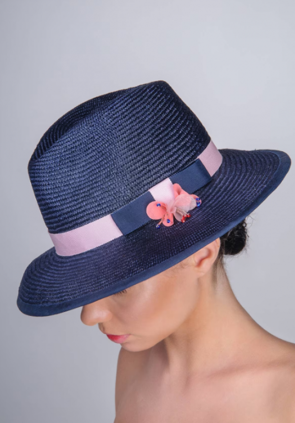 Topi fedora dengan pita dekoratif